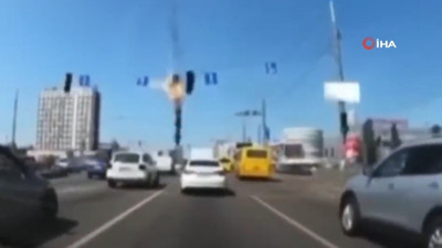 Rusya'nın attığı füze Kiev'deki otoyola düştü! Trafikte panik anları