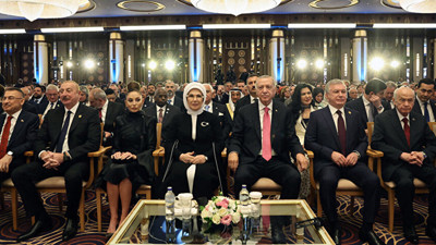 Külliye'de tarihi anlar: Beştepe'deki görev teslim töreninde Nikol Paşinyan İlham Aliyev'in arkasına oturtuldu