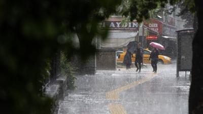 Meteoroloji'nin uyardığı Ankara'ya ceviz büyüklüğünde dolu yağdı! Yurt genelinde hafta sonu hava nasıl olacak? Birçok ile sağanak ve fırtına uyarısı yapıldı