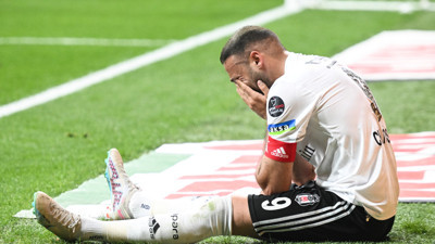 Beşiktaş'a Cenk Tosun'dan kötü haber! Sakatlığı sonrası gözyaşlarını tutamadı...