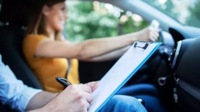 Ehliyet sınavını, elektrik direğine çarparak tamamladı