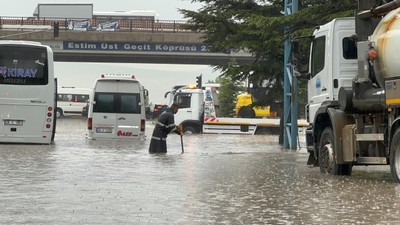 Eskişehir'de sağanak hayatı felç etti, bazı araçlar suda mahsur kaldı