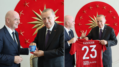 Cumhurbaşkanı Erdoğan, FIFA Başkanı Gianni Infantino ile görüştü! Infantino Cumhurbaşkanı Erdoğan'a forma hediye etti!