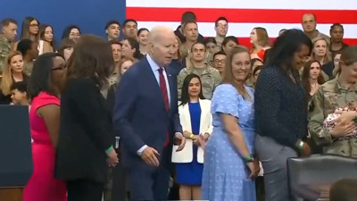 Düşmeleriyle ünlü ABD Başkanı Joe Biden'ın şaşkın halleri kameralara yansıdı