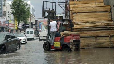 Kayseri'de sağanak: Sürücüler zor anlar yaşıyor