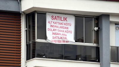Komşusundan şikayetçi olan kadın, satılığa çıkardığı evinin balkonuna 'Daha kötü insanlara satılıktır' yazdı