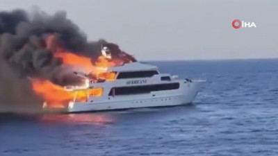 Mısır'da alevlere teslim olan dalış teknesi anbean kaydedildi: 3 İngiliz turist kayboldu