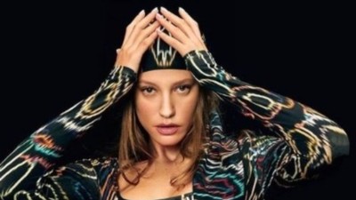 Arkadaşlarıyla tatile giden Serenay Sarıkaya gecenin karanlığında iç çamaşırsız pozlar verdi! O fotoğraflar binlerce beğeni aldı