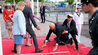 Danimarka'da resmi ziyarette bulunan 86 yaşındaki Norveç Kralı V. Harald kırmızı halıda düştü
