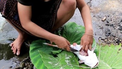 Eliyle yakaladığı balığın içinden bakın ne çıktı!