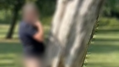 İngiltere'de bir adam güpegündüz çırılçıplak soyunup ağaçla ilişkiye girdi!