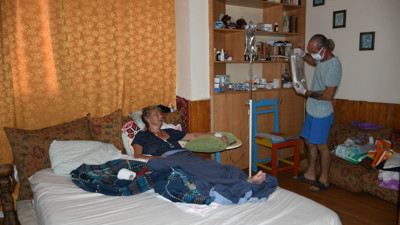 Kolon kanseri nedeniyle bağırsakları dışarı alınan kadının tüm ihtiyaçlarını kocası karşılıyor