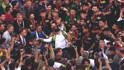 Eski Başkan Emin Yetim ile Şanlıurfa Valisi Salih Ayhan'ın kupa kaldırma kavgası!