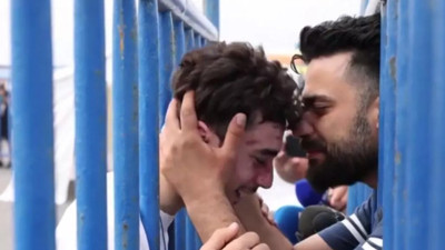 Yunanistan'ın Mora Yarımadası'ndaki Navarin açıklarında meydana gelen tekne faciasından kurtulan Fardi ve Muhammed'in kavuşma anları izleyenleri duygulandırdı