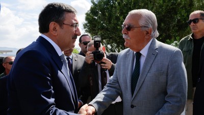 Cumhurbaşkanı Yardımcısı Cevdet Yılmaz Rauf Denktaş'ın anıt mezarını ziyaret etti