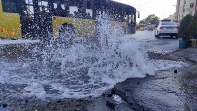 Beyoğlu'nda su borusu patladı! Yollar göle döndü