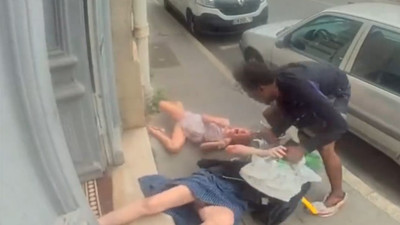 Fransa'da bir göçmen saldırısı daha! Neye uğradığını şaşıran nine-torunun korku dolu anları kamerada