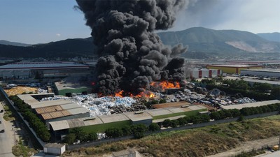 Manisa’da geri dönüşüm tesisinde büyük yangın: İzmir'de gökyüzü dumanla kaplandı