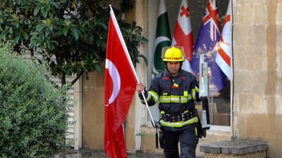 Azerbaycanlı itfaiyeciden anlamlı hareket! Yangında Türk bayrağının zarar görmesini engelledi
