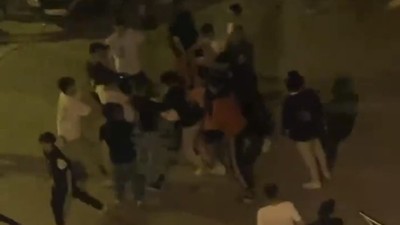 Gençlerden uyuşturucu taciri olduğunu iddia ettikleri şahsa meydan dayağı kamerayla kaydedildi
