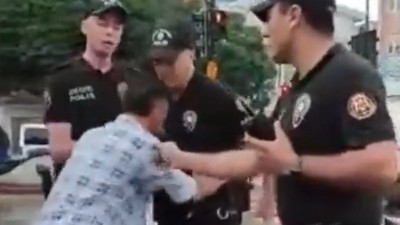 Kimlik soran polise saldırmaya çalışan şahsın kayda alındığı o anlar sosyal medyada tepkilere neden oldu