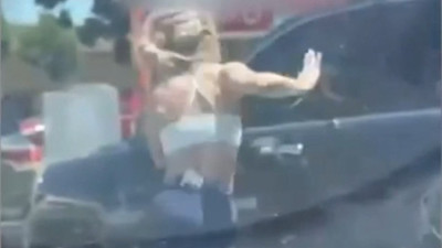 Trafikte sinirlerine hakim olamayan kadın aracın üzerine çıkıp tekmeleyerek ön camı kırdı