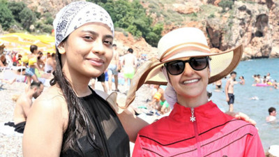 Antalya Konyaaltı Sahili'nde tatil yapan Hindistanlı öğrenciden şaşkına çeviren sözler! Kendimi Hindistan'da gibi hissediyorum