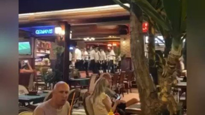 Alanya'da bir işletmede garsonlar turistlerin ilgisini çekmek için dans şovu yaptı