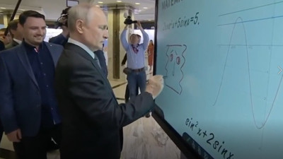 Vladimir Putin, akıllı tahtaya resim çizdi: Görenler alkışladı