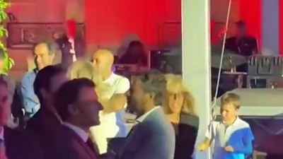 Fransa'da sular durulmuyor! Vatandaşlar sokakları ateşe verdi, Cumhurbaşkanı Macron konserde eğlendi