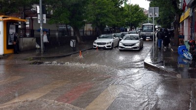 Meteoroloji'nin paylaştığı son hava durumu tahminine göre 9 il için sarı, 5 ile de turuncu kodlu uyarı yapıldı