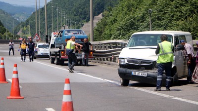 Anadolu Otoyolu'nda zincirleme kaza! Araçlardan biri bariyerler ok gibi saplandı