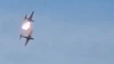 Gökyüzünde korku dolu anlar! Kolombiya’da eğitim uçuşunda iki askeri uçak çarpıştı: 1 ölü