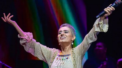 Harbiye Cemil Topuzlu Açıkhava Tiyatrosu’nda konser veren Yıldız Tilbe sahnede peruk çıkardı
