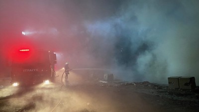 Kocaeli'nde bulunan bir geri dönüşüm fabrikasında çıkan yangın vatandaşları korkuttu! Yangın kısa sürede söndürüldü