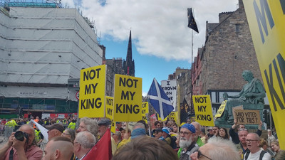 İngiltere Kralı 3. Charles, İskoçya'da protesto edildi