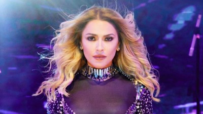 Hadise olay pozlarına devam ediyor! Otel odasında 'zayıf' görünüm