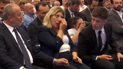 İmza törenine damga vuran anlar! Arda Güler gözyaşlarını silip annesini öptü
