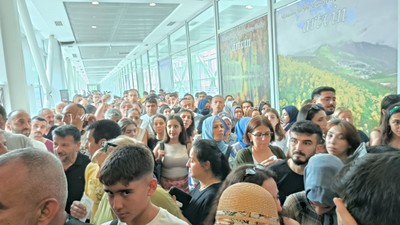 Sarp Sınır Kapısı ve Aktaş Sınır Kapısı’nda vergi zammı yoğunluğu! Binler telefon alabilmek için kuyruğa girdi