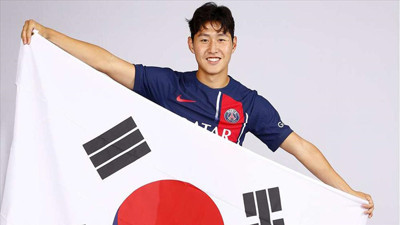 PSG'da bir ilk! Güney Koreli orta saha Lee Kang imzaladı