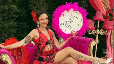 Zeynep Bastık 30 yaşına girdi! Olay doğum gününden dudak dudağa poz geldi