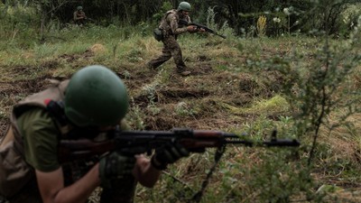 Ukrayna ordusu savaşın ortasında asker eğitimi alıyor! Donetsk'teki kamp görüntülendi