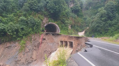 Ordu'da heyelan yolu götürdü! O anlar kamerada