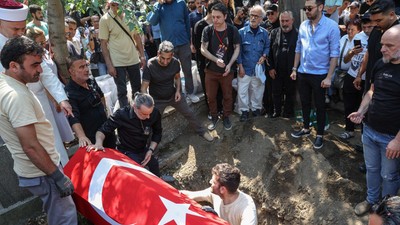 Özkan Uğur dervişlere özel yapılan cenaze usulüyle toprağa verildi