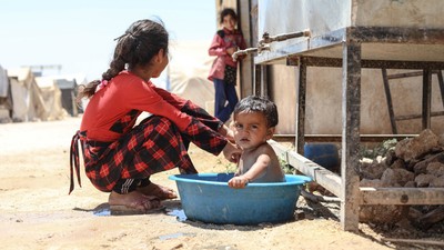 İdlib yanıyor: 47 derece ile ilginç mücadele! Çocuklarının hayatta kalması için yeni taktik geliştirdi