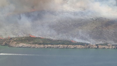  İzmir Urla'daki yangın angın kontrol altına alındı! Soğutma çalışmaları devam ediyor