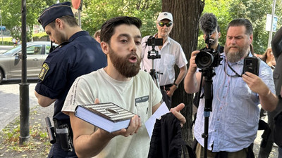 İsveç'te ders gibi eylem! Müslüman eylemci İncil ve Tevrat'ı yakmadı