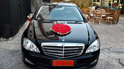 Vali indi, gelin ve damat bindi