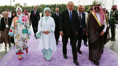 Cumhurbaşkanı Recep Tayyip Erdoğan, Körfez turunun ilk durağı olan Suudi Arabistan'da...
