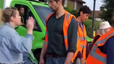Çevre aktivistleri yolu kapattı! Bebeğini hastaneye götürmek isteyen kadını umursamadılar